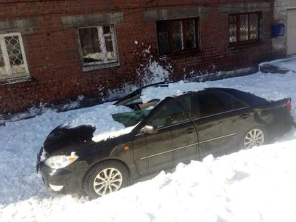 В Иркутске от упавшего с крыши снега повреждён второй автомобиль за неделю