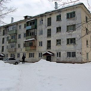 Мальчик пострадал в Железногорске-Илимском после схода на него снега с крыши дома