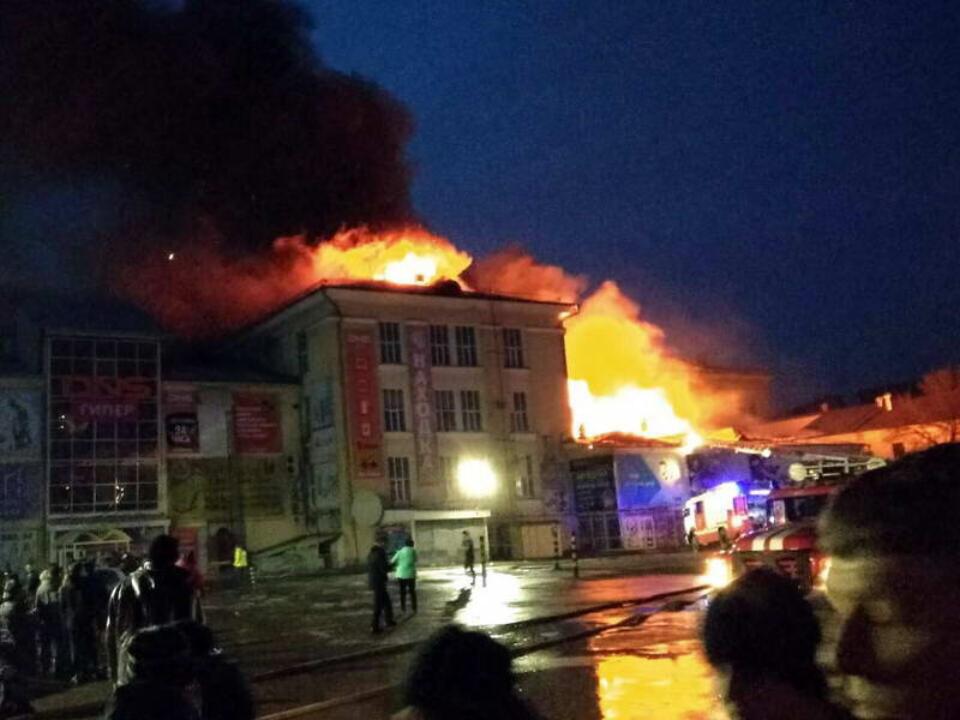 ТЦ «Центр» горит в Ангарске вечером во вторник. Эвакуировано 100 человек