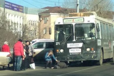 В Иркутске водитель троллейбуса №4 сбила пешехода в районе улицы Советской
