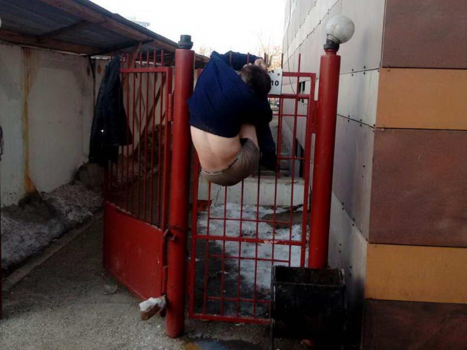 В Иркутске обнаружили повисшее на металлическом заборе тело молодого мужчины