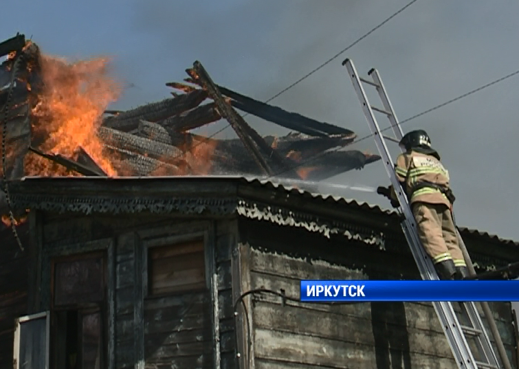 На улице Карла Либкнехта загорелись два заброшенных здания