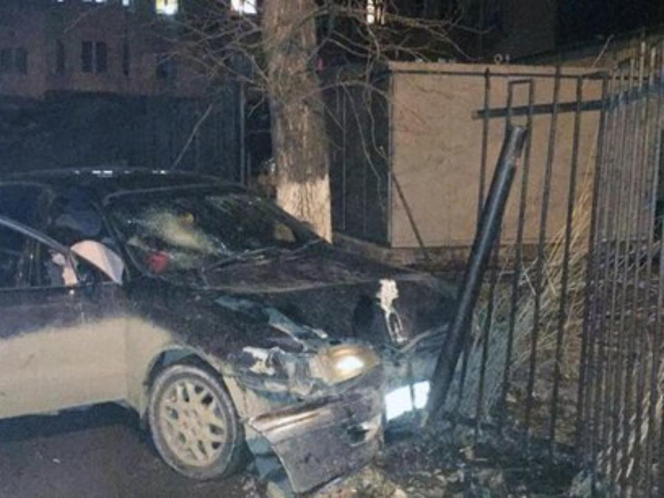 В Иркутске «Тойота Корона» под управлением пьяной автоледи протаранила забор