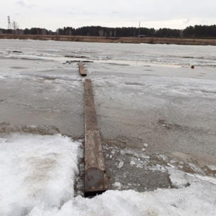 В Усольском районе пытавшийся перейти реку по льду мужчина провалился и утонул
