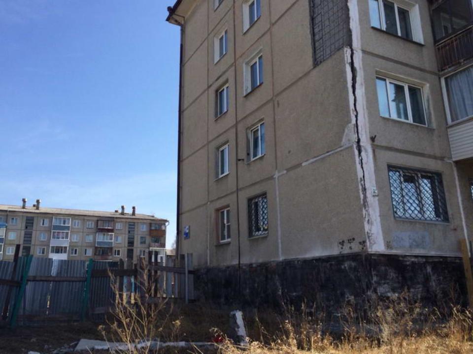 Облицовочная плита панельной пятиэтажки обрушилась в Ангарске