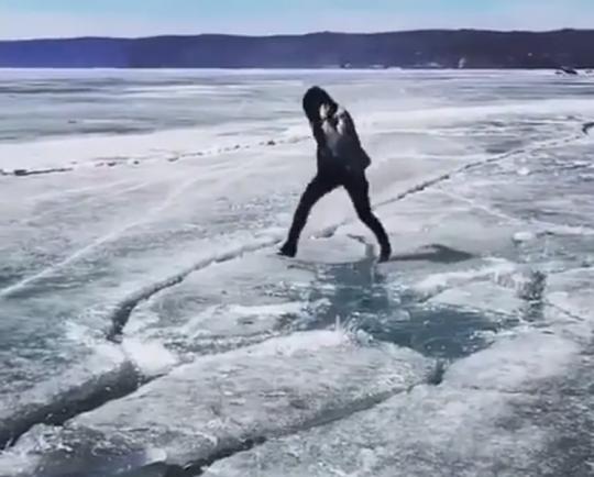 Иркутянка, прыгающая по льдинам на Байкале, показала «аттракцион человеческой глупости»