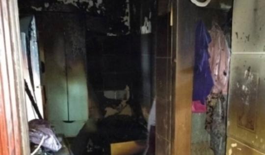 На пожаре в многоквартирном доме в Иркутске пострадал пенсионер