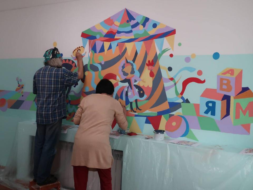 Иркутские художники на радость детишкам расписали стены в областном детском хосписе