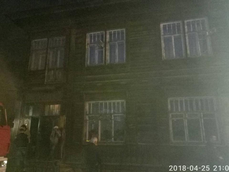 Два человека пострадали во время пожара в деревянном доме в Иркутске