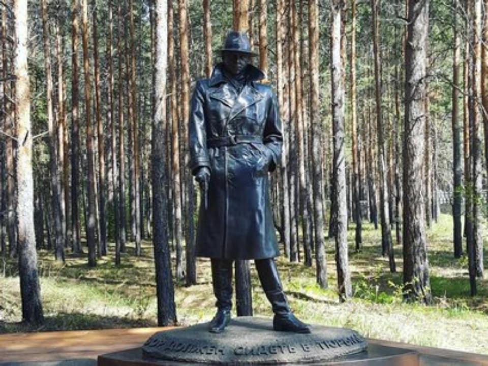 В Ангарске появился второй в России памятник Владимиру Высоцкому в образе Глеба Жеглова