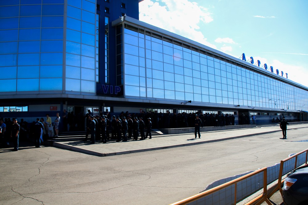 Вертолет МИ-8 совершил экстренную посадку в аэропорту Иркутска