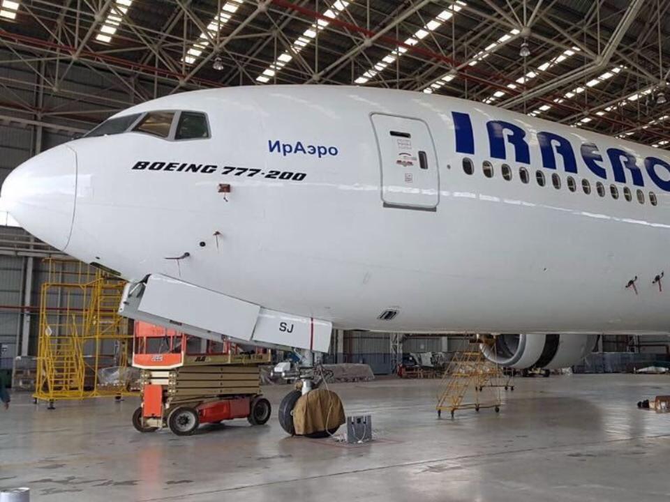 Первый широкофюзеляжный "Боинг 777-200" получил ливрею "ИрАэро"