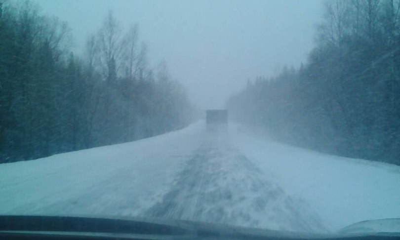 Фотофакт. Загородные дороги в Красноярском крае завалило снегом