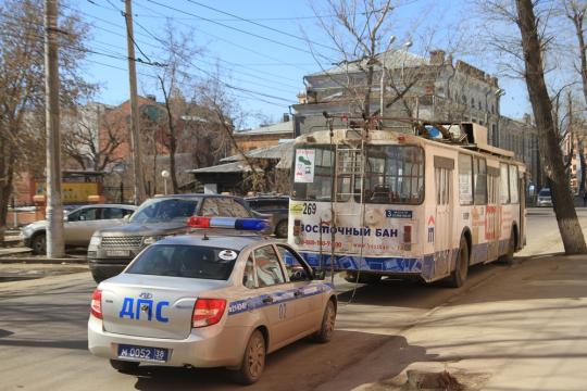 Троллейбус сбил девушку в центре Иркутска