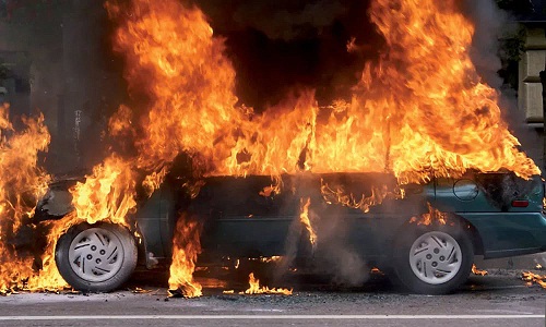 Украли полицейскую форму и сожгли автомобиль полиции в Мегете двое рецидивистов