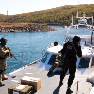 Силовики взяли штурмом захваченное «террористами» судно в бухте в поселке Никола