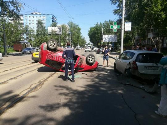 На улице Депутатской в Иркутске перевернулся автомобиль