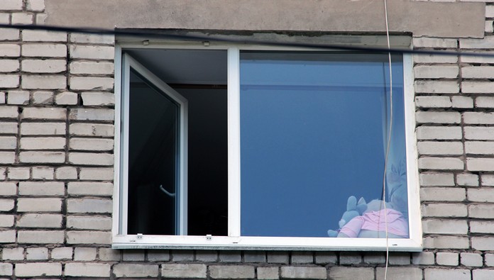 Девушка разбилась насмерть при падении с седьмого этажа в Иркутске