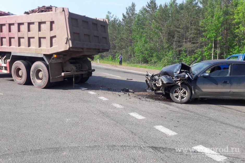 В Братске на федеральной трассе «Вилюй» легковой автомобиль врезался в грузовик