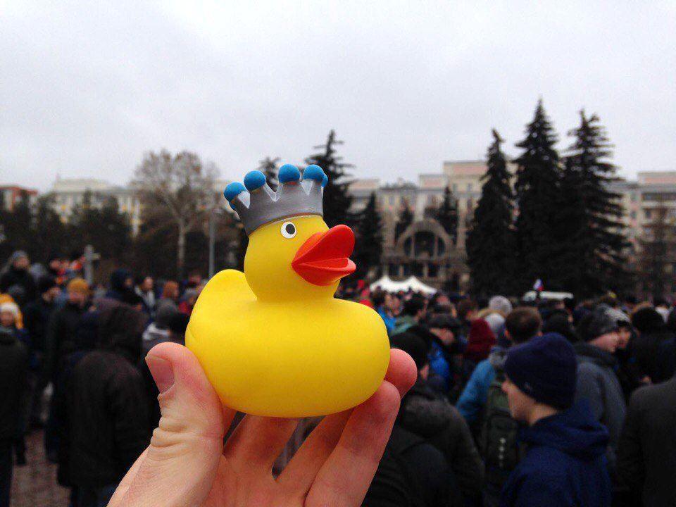 В Иркутске суд официально объявил желтую уточку политическим символом