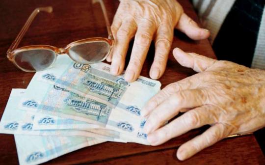 В Иркутске сотрудника банка спасла пенсионера от мошенников