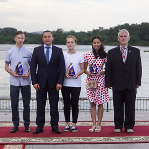 Мэр наградил лучших выпускников школ Иркутска 2018 года