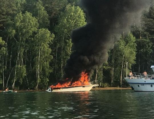 В Ершовском заливе Иркутска дотла сгорел катер «Ямаха»