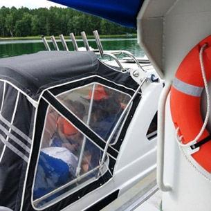 На Иркутском водохранилище спасли пассажиров дрейфующего катера