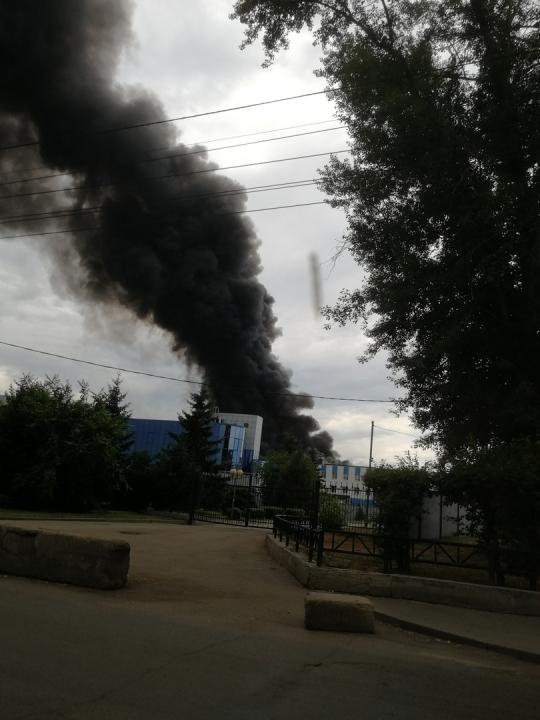 Сильный пожар на территории иркутского авиазавода