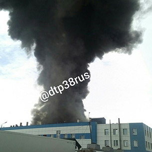 На территории авиазавода в Иркутске действует пожар
