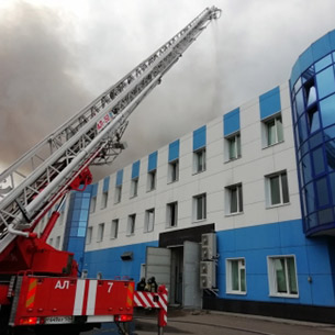 МЧС заявило о риске перехода огня с горящего цеха иркутского авиазавода на соседние здания
