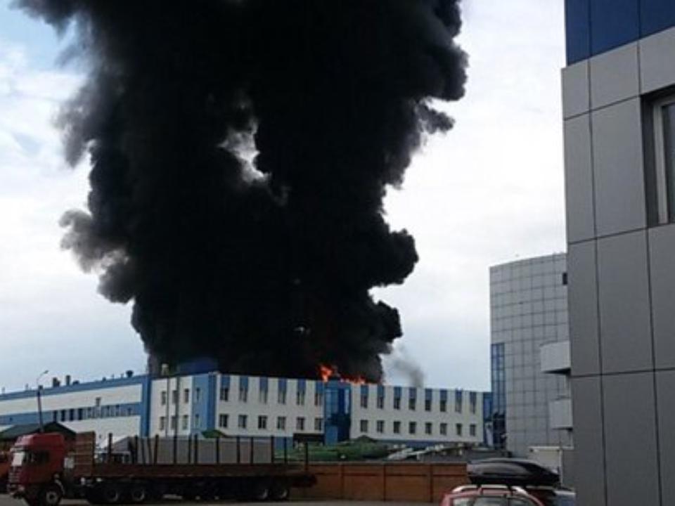 В Иркутске частично обрушилась кровля горевшего на авиазаводе цеха