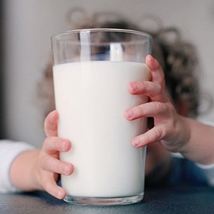 Правительство Прибайкалья проработает вопрос о бесплатном молоке для учеников начальных классов
