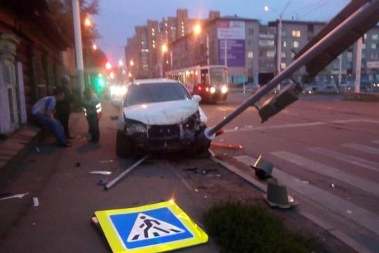 В Иркутске пьяный водитель Honda снес светофор на Пискунова