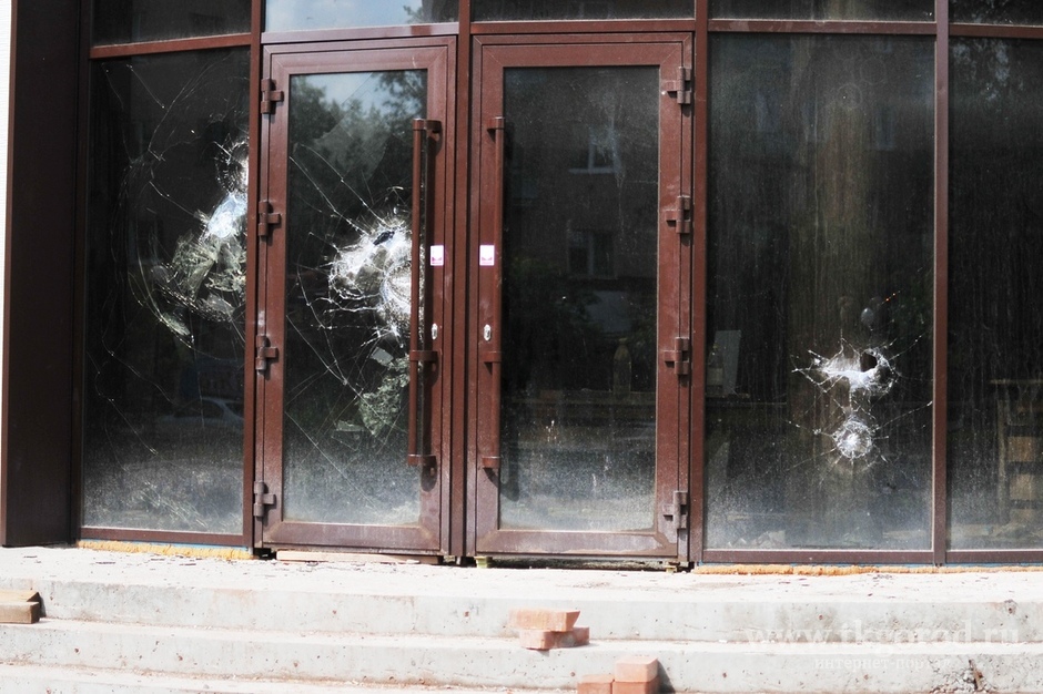 В Братске неизвестные разбили окна в строящемся здании