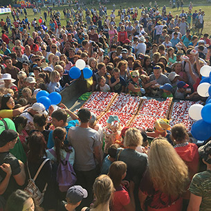Гостей фестиваля в Байкальске угостили 150-килограммовым клубничным пирогом