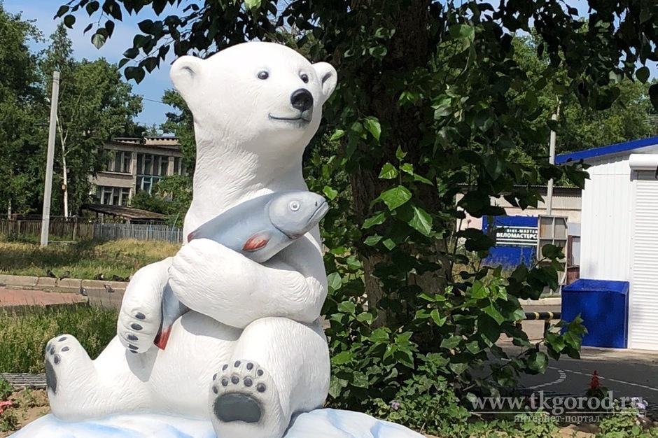 В Энергетике установили бетонные скульптуры белой медведицы и медвежонка