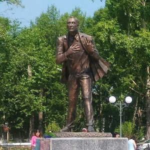 Первый в мире памятник поэту Евгению Евтушенко установили в Зиме