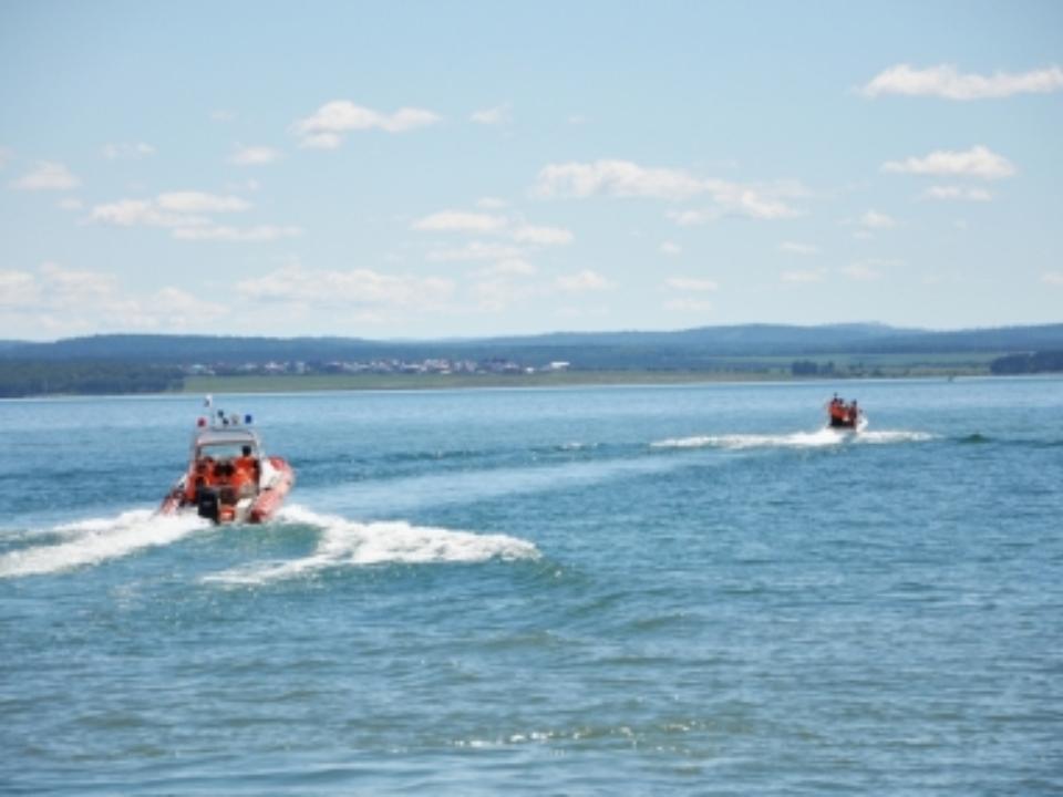На Братском водохранилище спасли двух рыбаков на неисправной лодке без весел