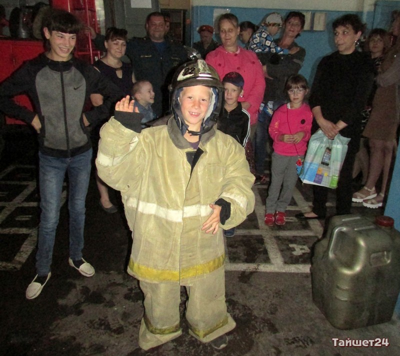 В Тайшете детей с особенностями здоровья познакомили с работой пожарных