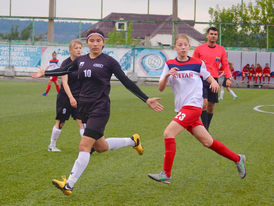 Футболистки иркутского "Рекорд"  одержали две победы над "Алтаем" из Барнаула. Фото, видео