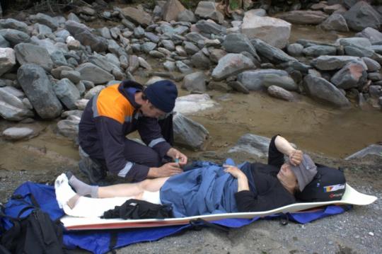 64-летнюю туристку с переломом ноги эвакуировали вертолетом с Шумака