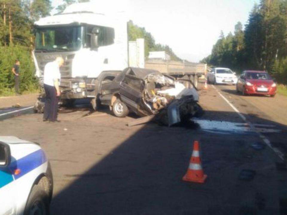 Под Тайшетом на трассе «Иркутск-Новосибирск» столкнулись Scania и ВАЗ-2115. Погибли два человека