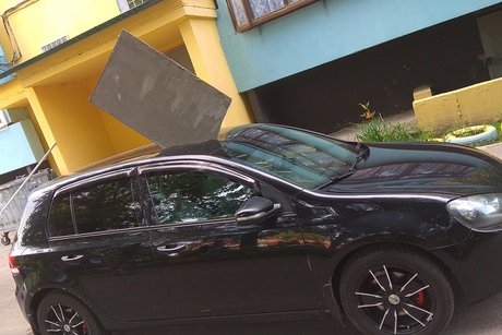 В Иркутске владелец автомобиля сам уронил на крышу машины лист шифера