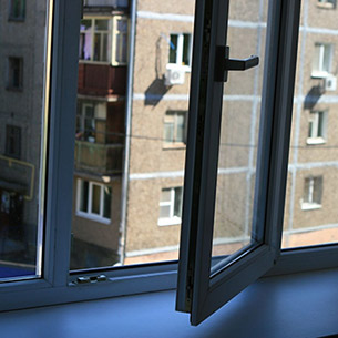 Двухлетний мальчик выпал из окна четвертого этажа в ЖК «Эволюция» в Иркутске