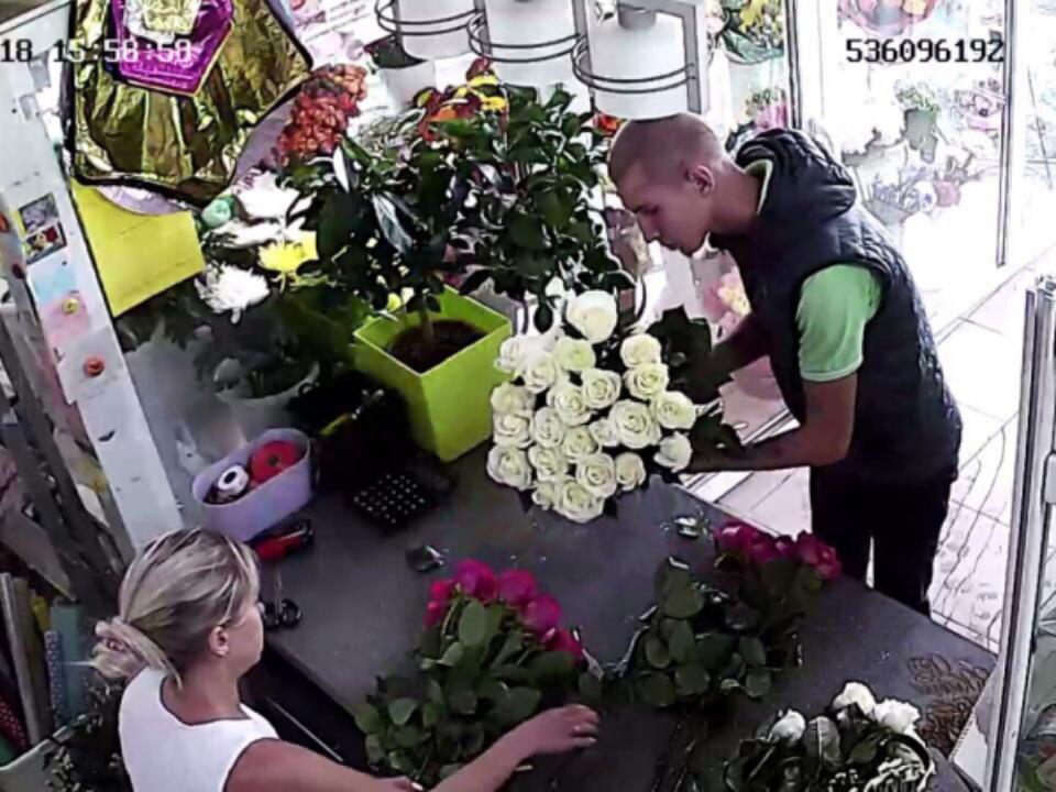 В Иркутске ищут грабителей, умыкнувших букет цветов в центре города
