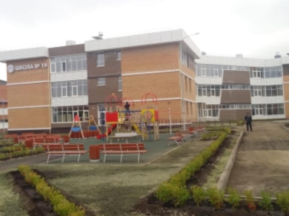 В отстроенной заново иркутской школе завершают сборку мебели и оборудования