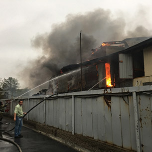 Причиной пожара на Сурнова в Иркутске стал загоревшийся битум