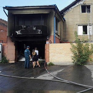 Коттедж и гараж с двумя внедорожниками горели в Ершовском Иркутска