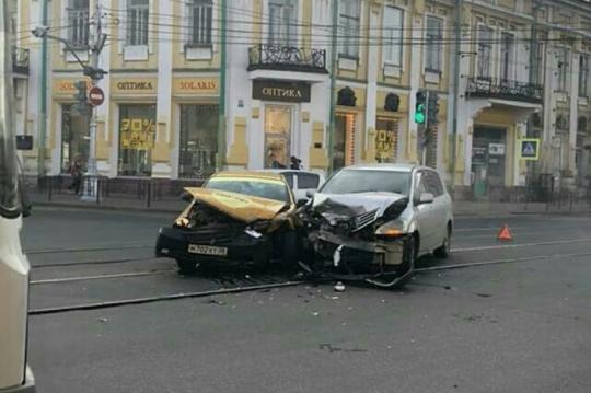 Такси угодило в лобовое ДТП в центре Иркутска
